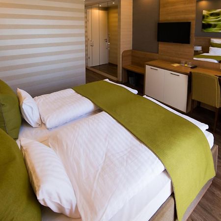 Bh Kristaly Hotel Debrecen Bagian luar foto