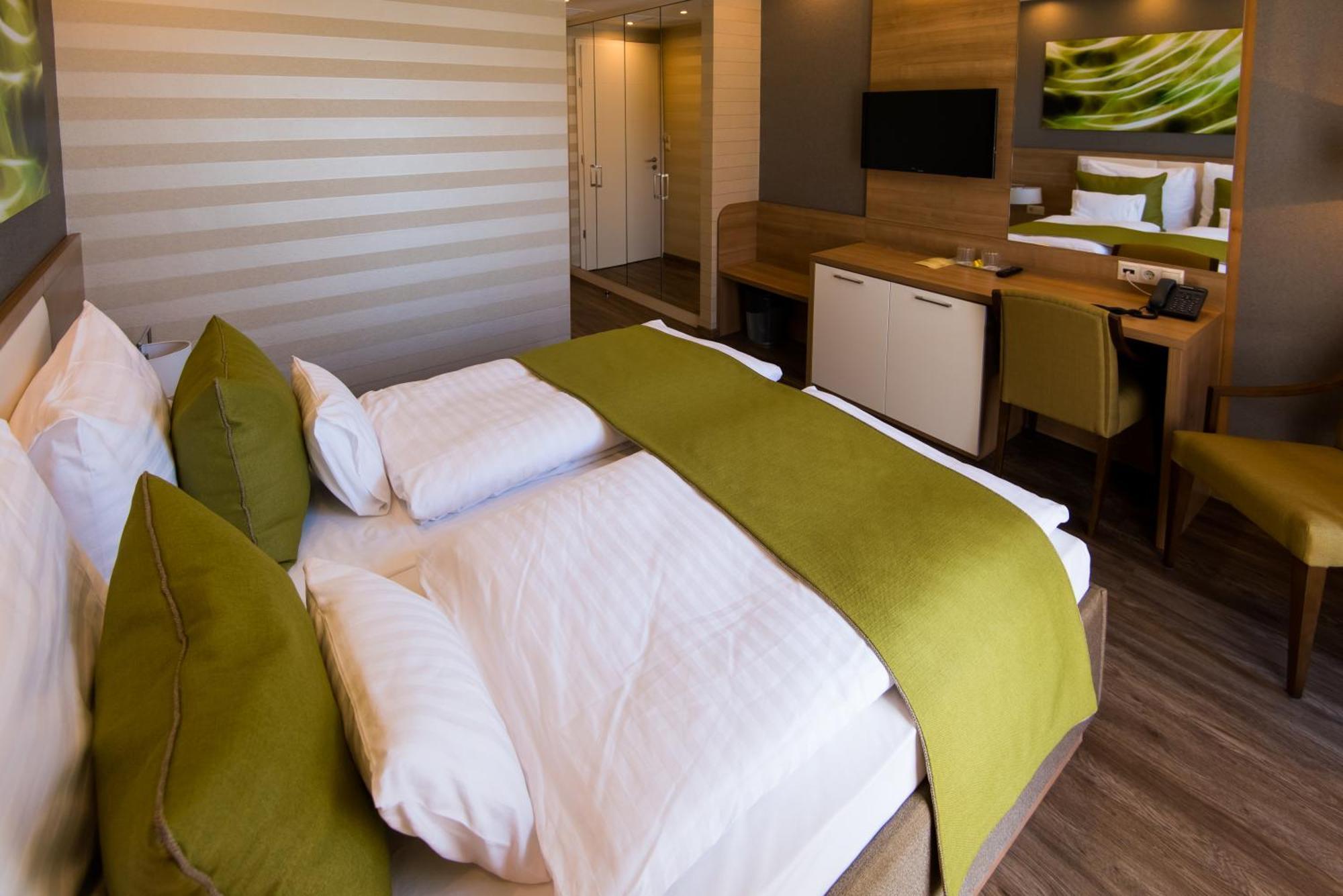 Bh Kristaly Hotel Debrecen Bagian luar foto