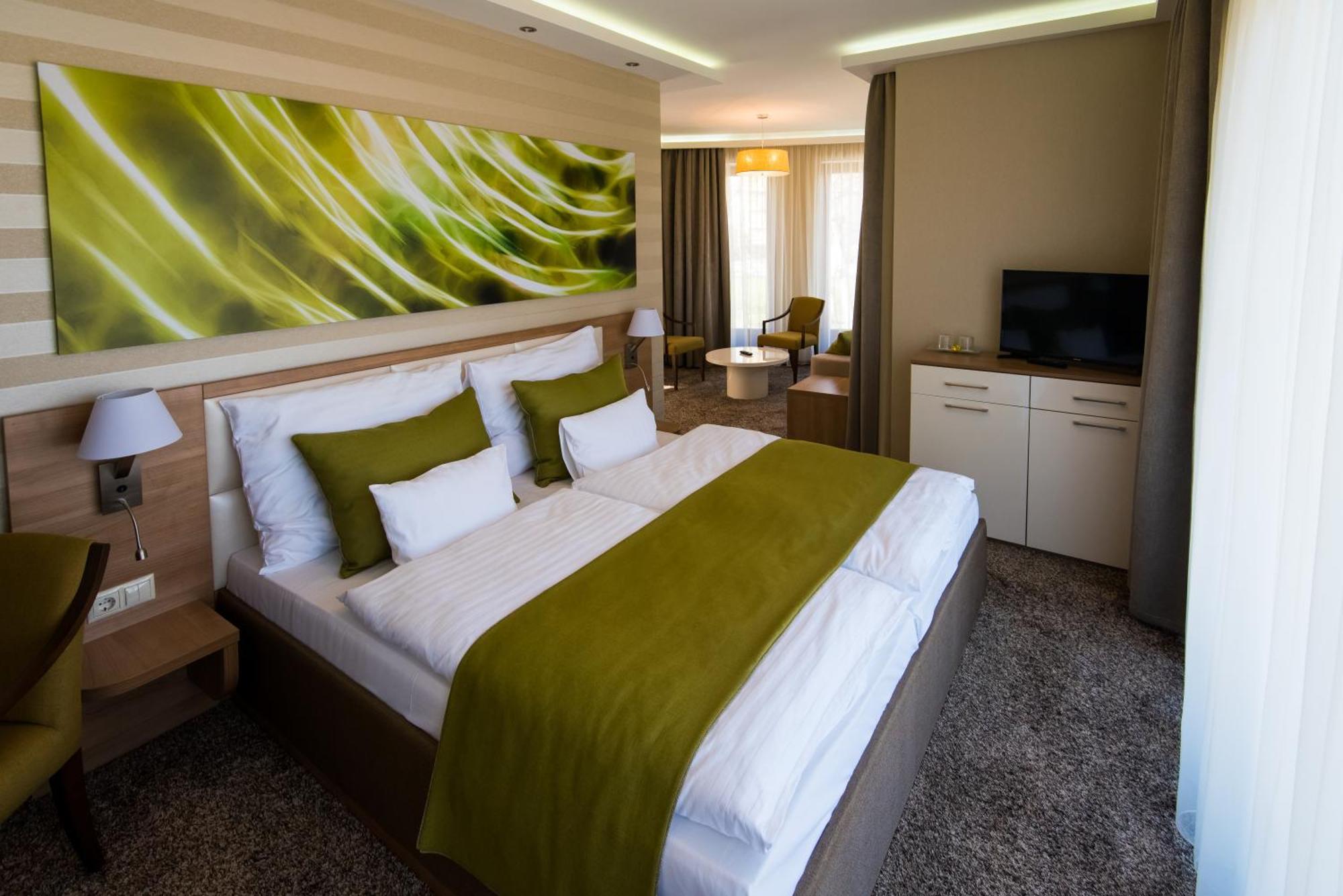 Bh Kristaly Hotel Debrecen Bagian luar foto